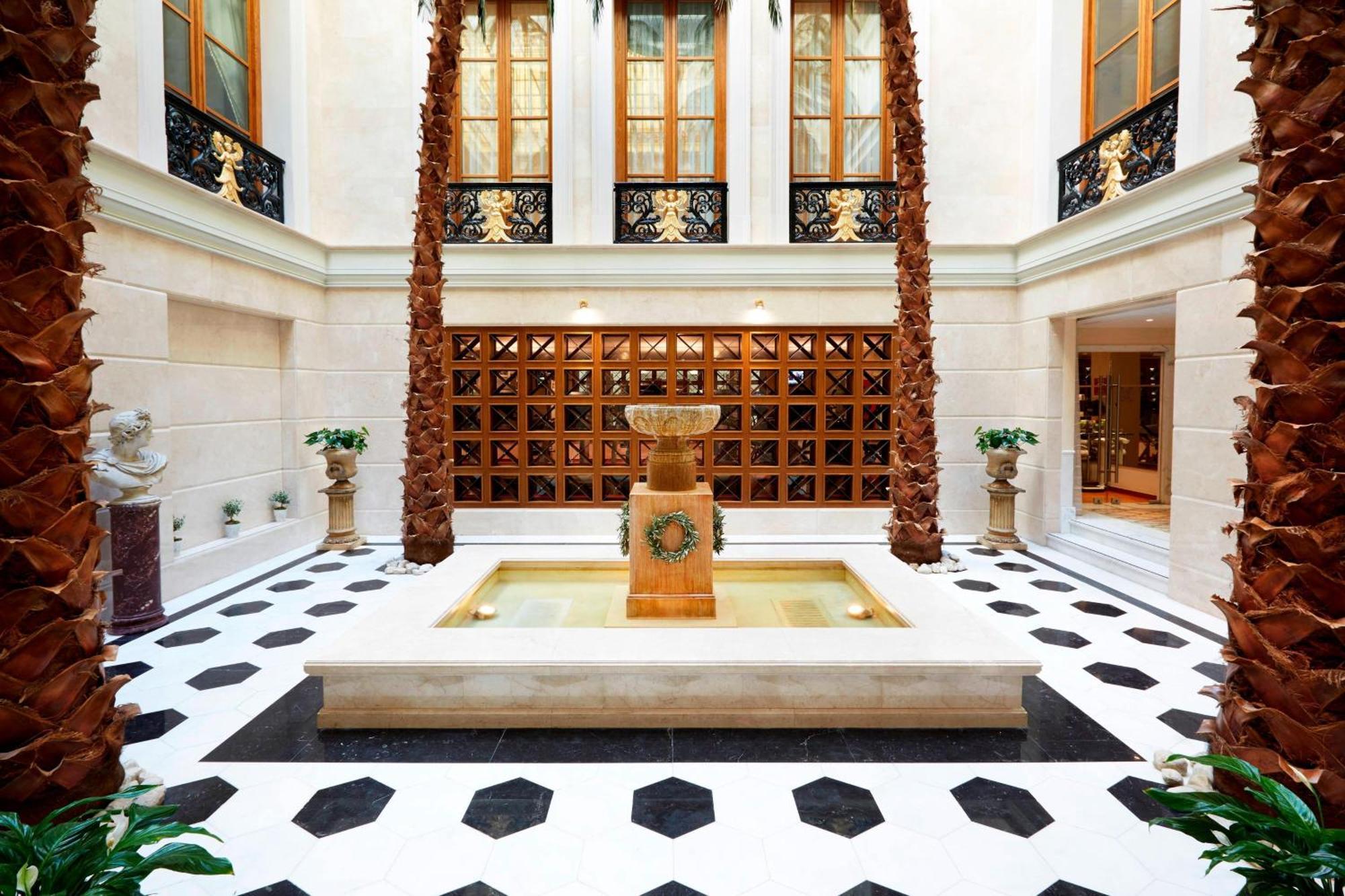 Grande Bretagne, A Luxury Collection Hotel, 5*